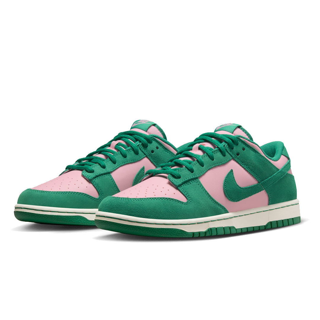 NIKE DUNK LOW RETRO SE MEDIUM SOFT PINK/MALACHITE – NRML