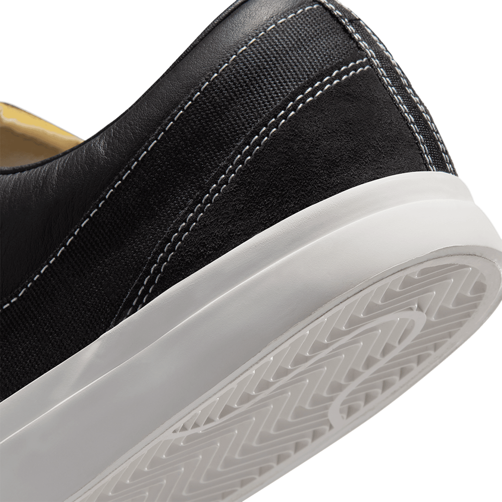 NIKE BLAZY BLACK