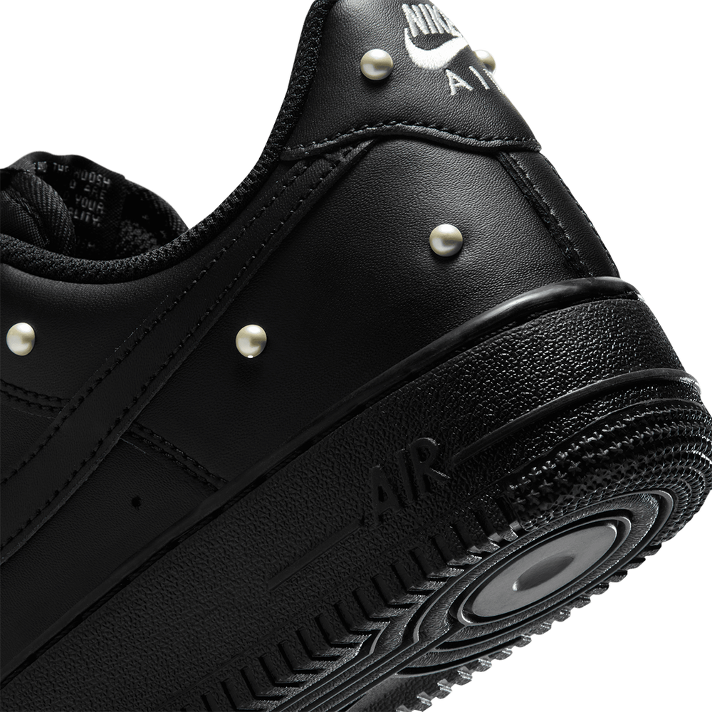 WOMEN'S AIR FORCE 1 '07 SE BLACK-METALLIC SUMMIT WHITE