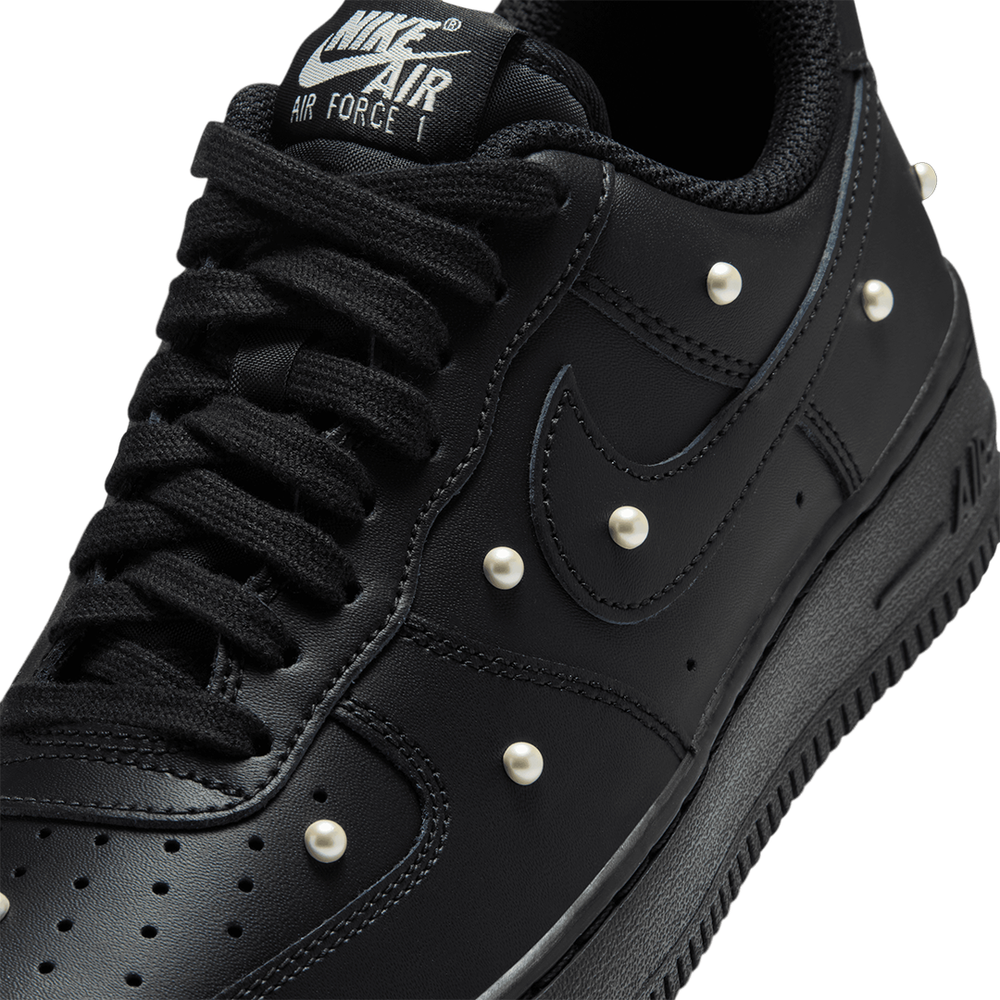 WOMEN'S AIR FORCE 1 '07 SE BLACK-METALLIC SUMMIT WHITE