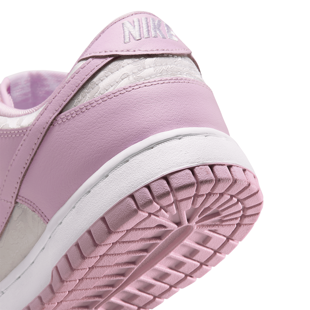 WOMEN'S DUNK LOW SE WHITE / PINK FOAM