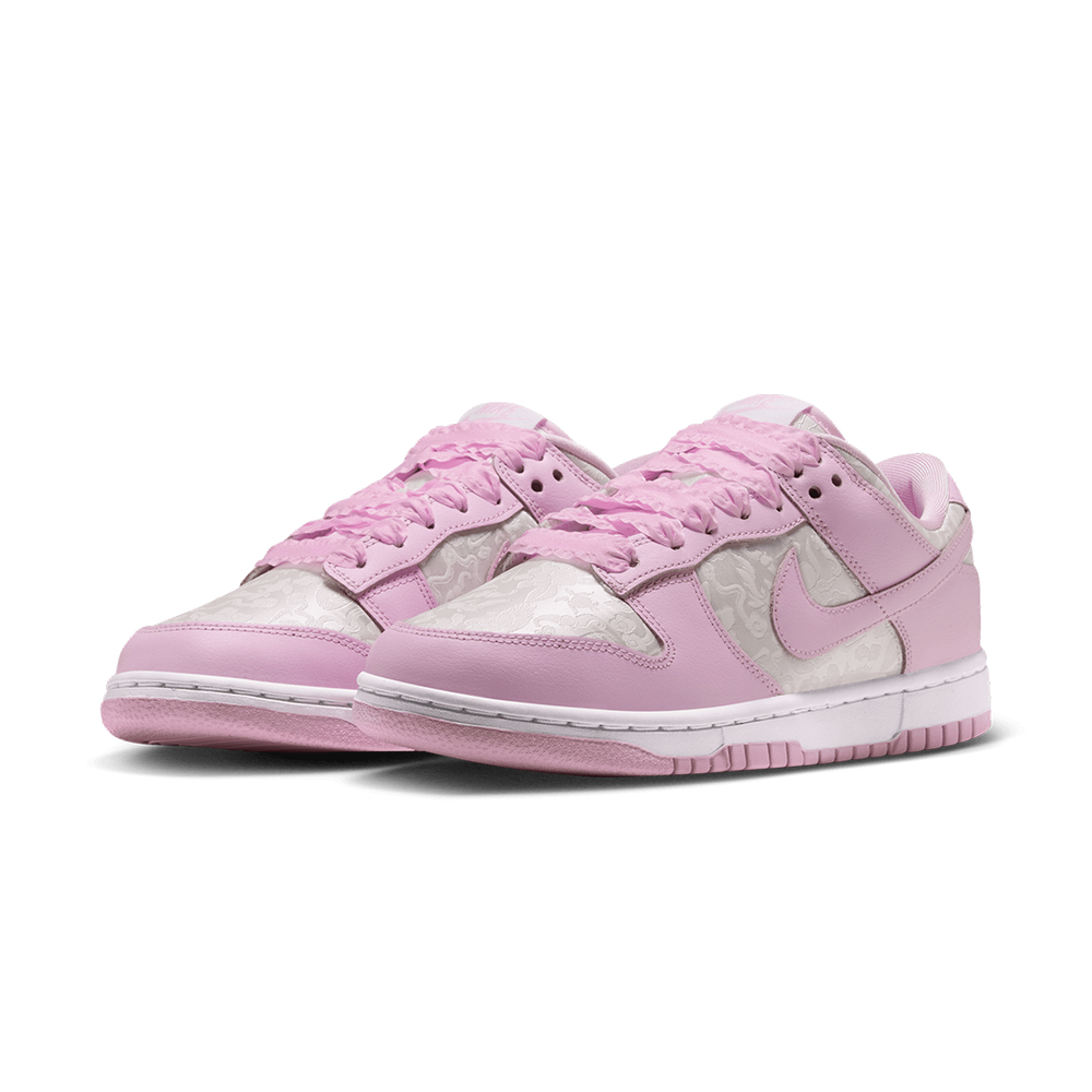 WOMEN'S DUNK LOW SE WHITE / PINK FOAM