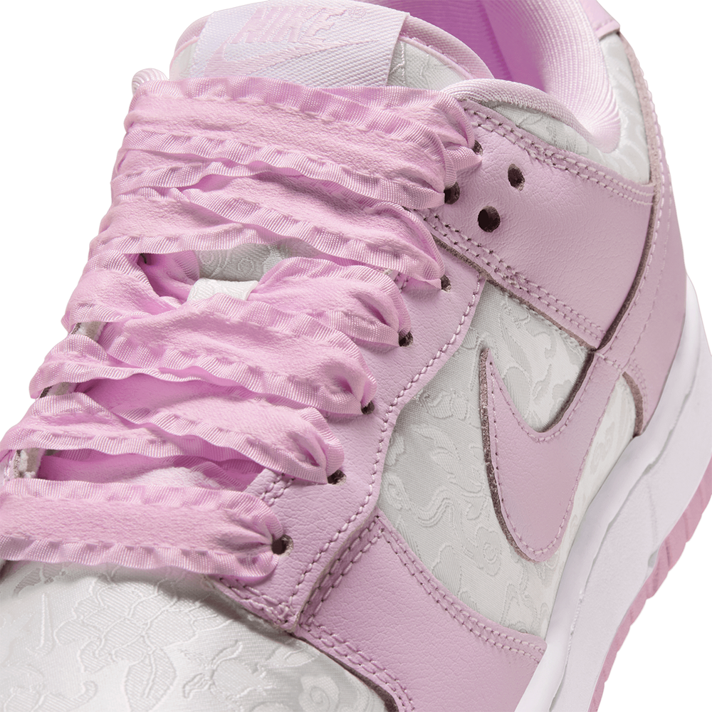 WOMEN'S DUNK LOW SE WHITE / PINK FOAM