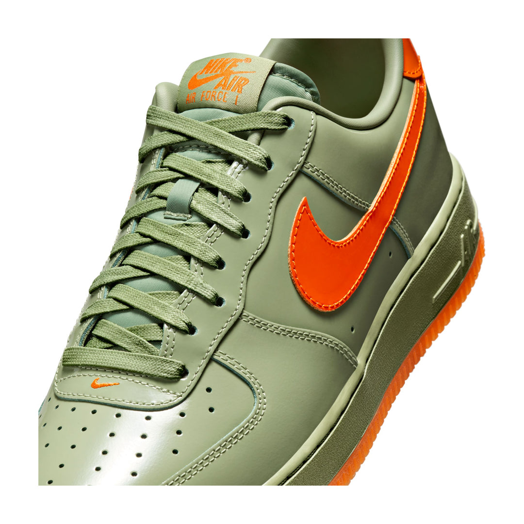 AIR FORCE 1 07 PRM OIL GREEN SAFETY ORANGE NRML